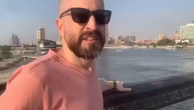 الأسير المحرر باسم خندقجي، الذي أُفرج عنه في الصفقة الأخيرة ورُحِّل إلى مصر، يسير على ضفاف نهر النيل، حيث هنّأه أحد المارة المصريين على إطلاق سراحه، في مشهدٍ يدلّ على متابعة أشقّائنا في مصر للأحداث واطّلاعهم على التفاصيل. ليس من السهل أن يتعرّف المرء على أسير محرر أمضى حياته داخل السجن. يُذكر أن خندقجي كان عضوًا في الخلية التي نفّذت العملية الفدائية في سوق الكرمل عام 2004، والتي أسفرت عن مقتل ثلاثة إسرائيليين وإصابة أكثر من خمسين آخرين.