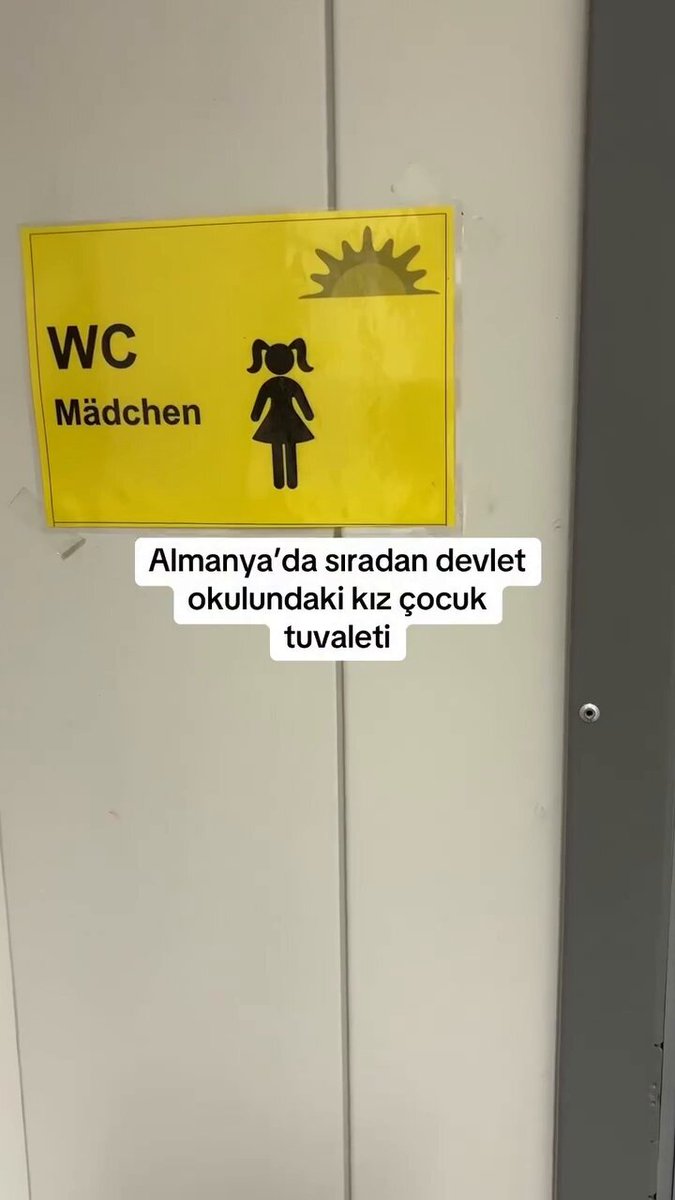 Almanya’da devlet okulundaki öğrenci tuvaletlerini gösteren bir gurbetçi: “Almanya'da sıradan devlet okulundaki tuvalet… Okula sıvı sabunu çok görenler izlesin.” 🎥 Nisolinaa