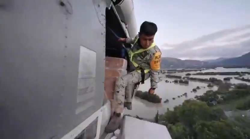 Las Fuerzas Armadas son de lo mejor en nuestro país; ayudan al pueblo con estrategia y lealtad, siempre con el corazón en la mano. Les muestro un ejemplo de la atención a las poblaciones afectadas por las lluvias.