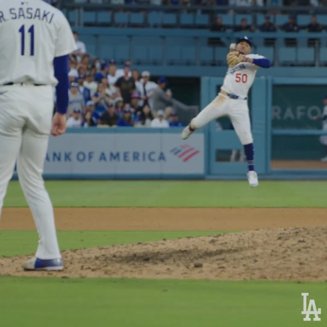 A win in front of Los Angeles for Game 3. #NLCS