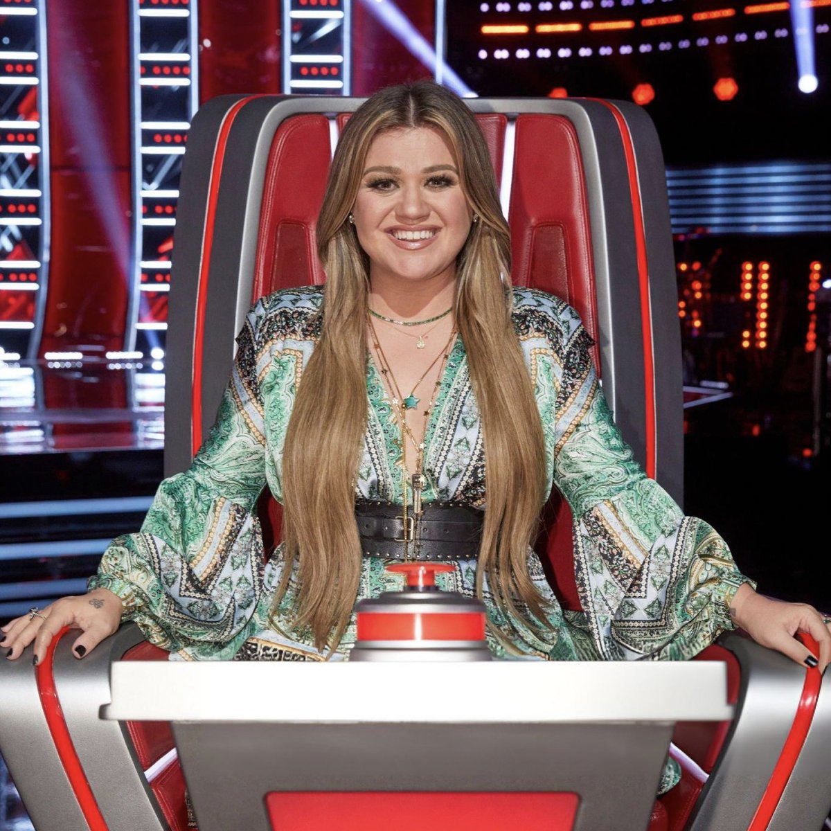 Kelly Clarkson fighting for her life when Ariana Grande joked about John Legend talking nonstop is still one of the funniest moments in pop culture 😂