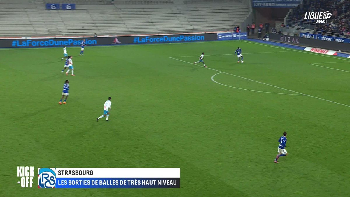 🚨 Le tifo parisien ce soir pour Octobre Rose : « 𝗨𝗡𝗜𝗦 𝗖𝗢𝗡𝗧𝗥𝗘 𝗟𝗘 𝗖𝗔𝗡𝗖𝗘𝗥 🎀 ». 💗 23 femmes, atteintes ou en rémission d’un cancer du sein, ont accompagné les joueurs lors de leur entrée sur la pelouse ce soir. 🥰 🎥 L1+