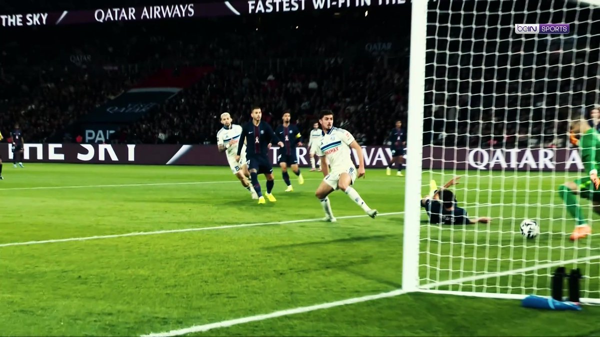 فنّ حراسة المرمى ! 🎥 لقطة تستحق الإعادة بلا شك! 😍🔥 #الدوري_الفرنسي #سترسبورغ #باريس_سان_جيرمان