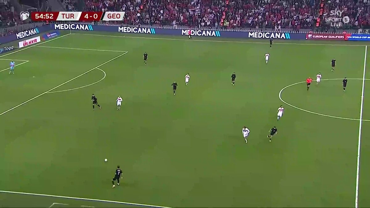 Türkiye 4-1 Gürcistan maçından yabancı kanaldan alınan spikersiz karşılıklı tribün sekansı. Milli maçlarda yapılan en uzun karşılıklı tribün bu olabilir. Golden önce besteye girildi, golden sonra güçlü şekilde devam etti.