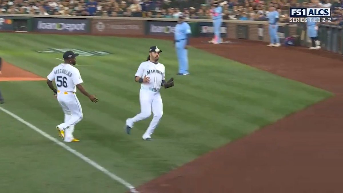 Eugenio Suárez does a juggling act to make a nifty play 👀