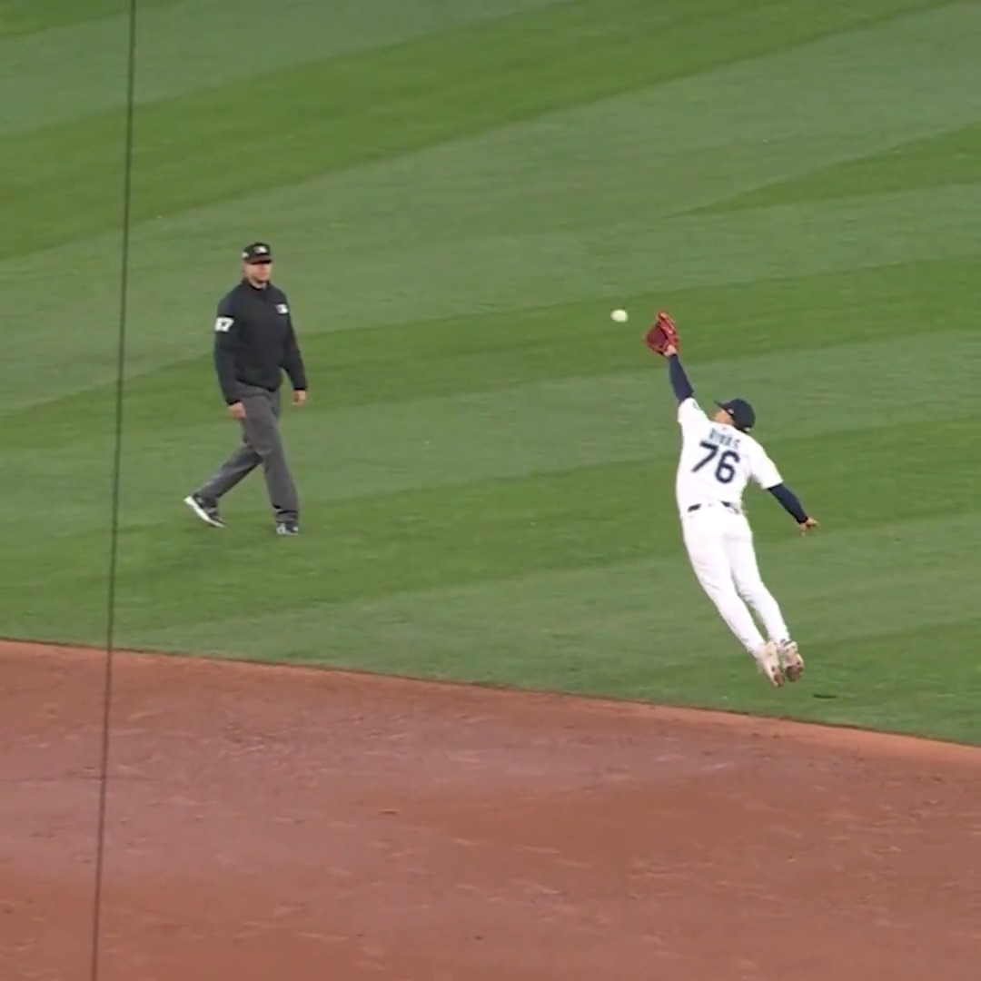 Leo Rivas makes a dazzling leaping play to rob a base knock 😮💨