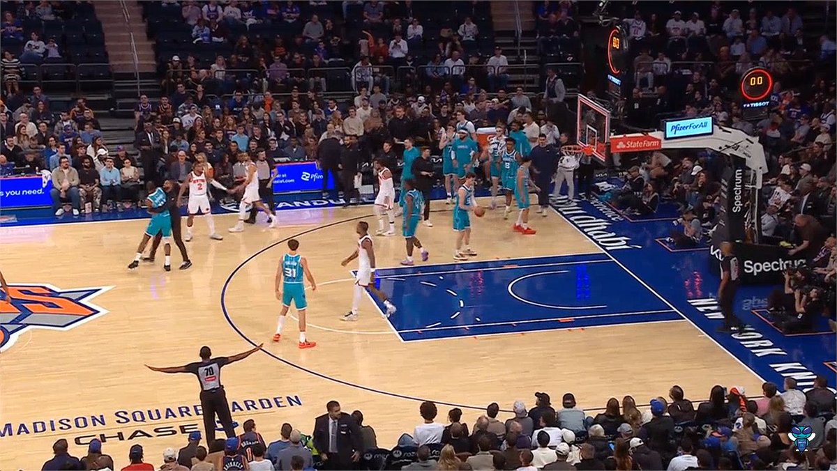 Charles Lee runs onto the court at the end of Q1 to hug Moussa Diabate for excellent defense. 🫂