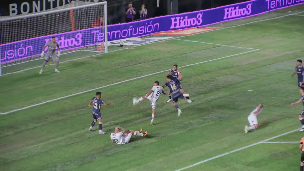 ¡YA LE CONVIRTIERON A CHIQUITO ROMERO! Herrera le pegó de primera y anotó el primero de Newell's ante Argentinos a los 9' de juego.