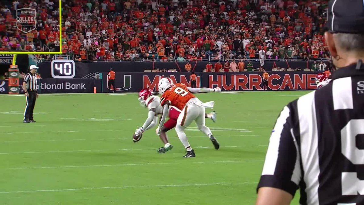 LOUISVILLE GETS THE CLUTCH INT TO HAND NO. 2 MIAMI ITS FIRST LOSS OF THE SEASON 😱