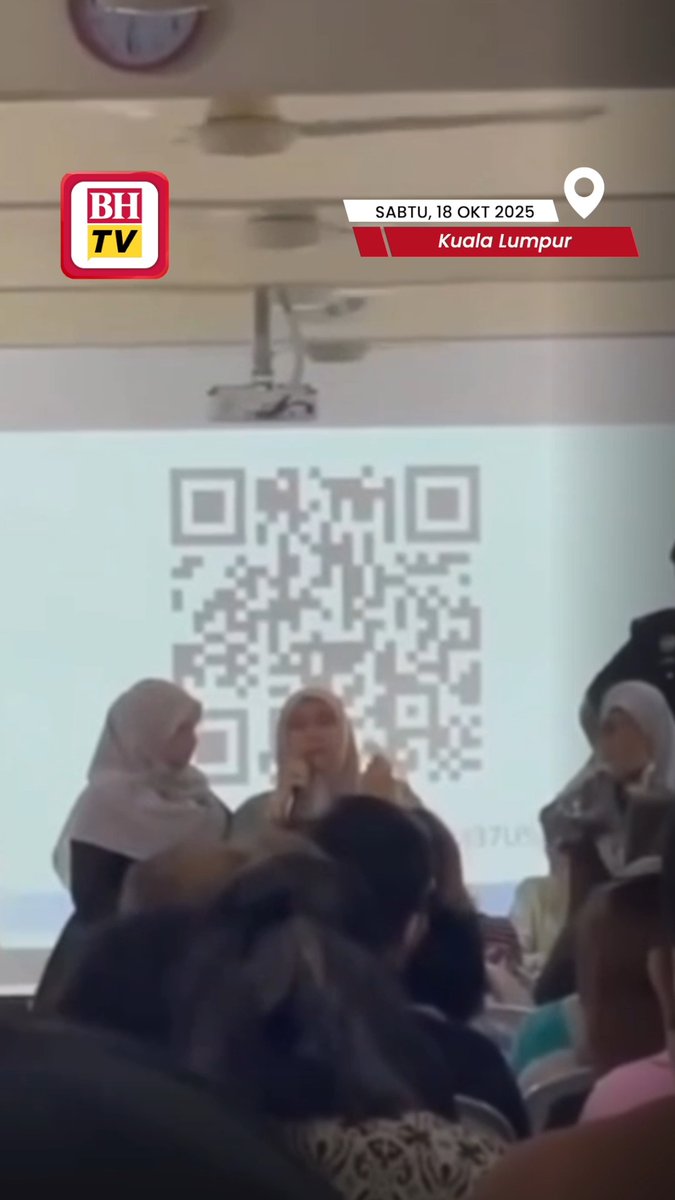 Pengetua sekolah yang terbabit dengan tragedi seorang pelajar perempuan 16 tahun maut ditikam pelajar lelaki 14 tahun tidak dapat menahan air mata dan memohon maaf atas kejadian itu kepada ibu bapa murid sekolah berkenaan. Berita penuh: