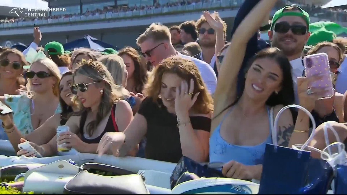 Sweet Caroline never sounded so good 🎶 About 50,000 strong at a sold-out Randwick before the TAB Everest 🙌🌟 Australian Turf Club TAB