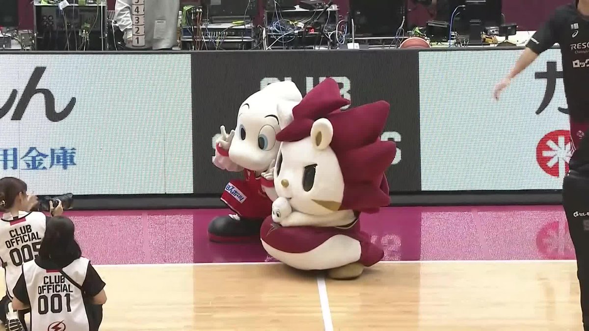 仲良く記念撮影タイム⚡️🐬 終わり際にはあの選手も...👀 川崎ブレイブサンダース⚡️川崎からバスケの未来を⚡️ 名古屋ダイヤモンドドルフィンズ 公式 齋藤 拓実 #Bリーグ #りそなグループ