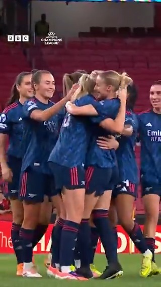 Chloe Kelly's football IQ! 🧠 This clever free-kick to Alessia Russo helped Arsenal to their first #UWCL league phase win of the season 👏
