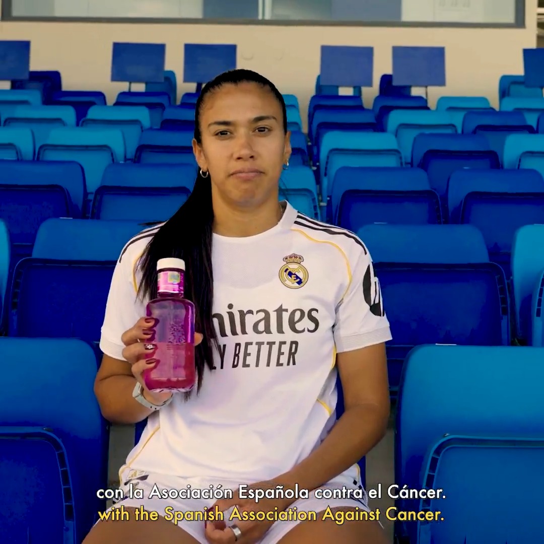 🎀 Desde hace 12 años el Real Madrid y Solán de Cabras se unen durante el mes de octubre cambiando su icónica botella azul al rosa. Tú también puedes ser parte. Colabora con la Asociación Española Asociación Española Contra el Cáncer.