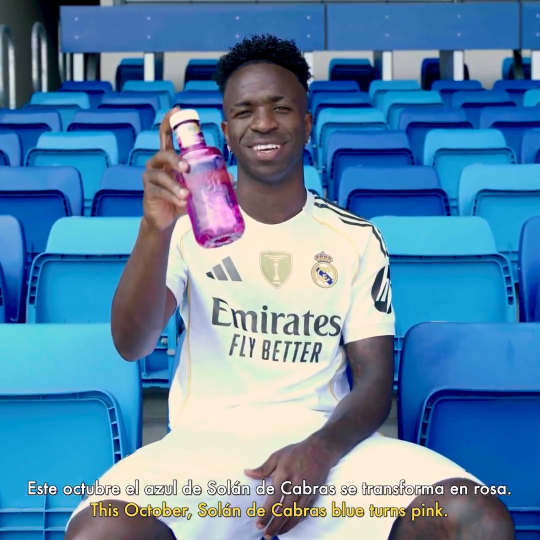 🎀 Desde hace 12 años el Real Madrid y Solán de Cabras se unen durante el mes de octubre cambiando su icónica botella azul al rosa. Tú también puedes ser parte. Colabora con la Asociación Española Asociación Española Contra el Cáncer.