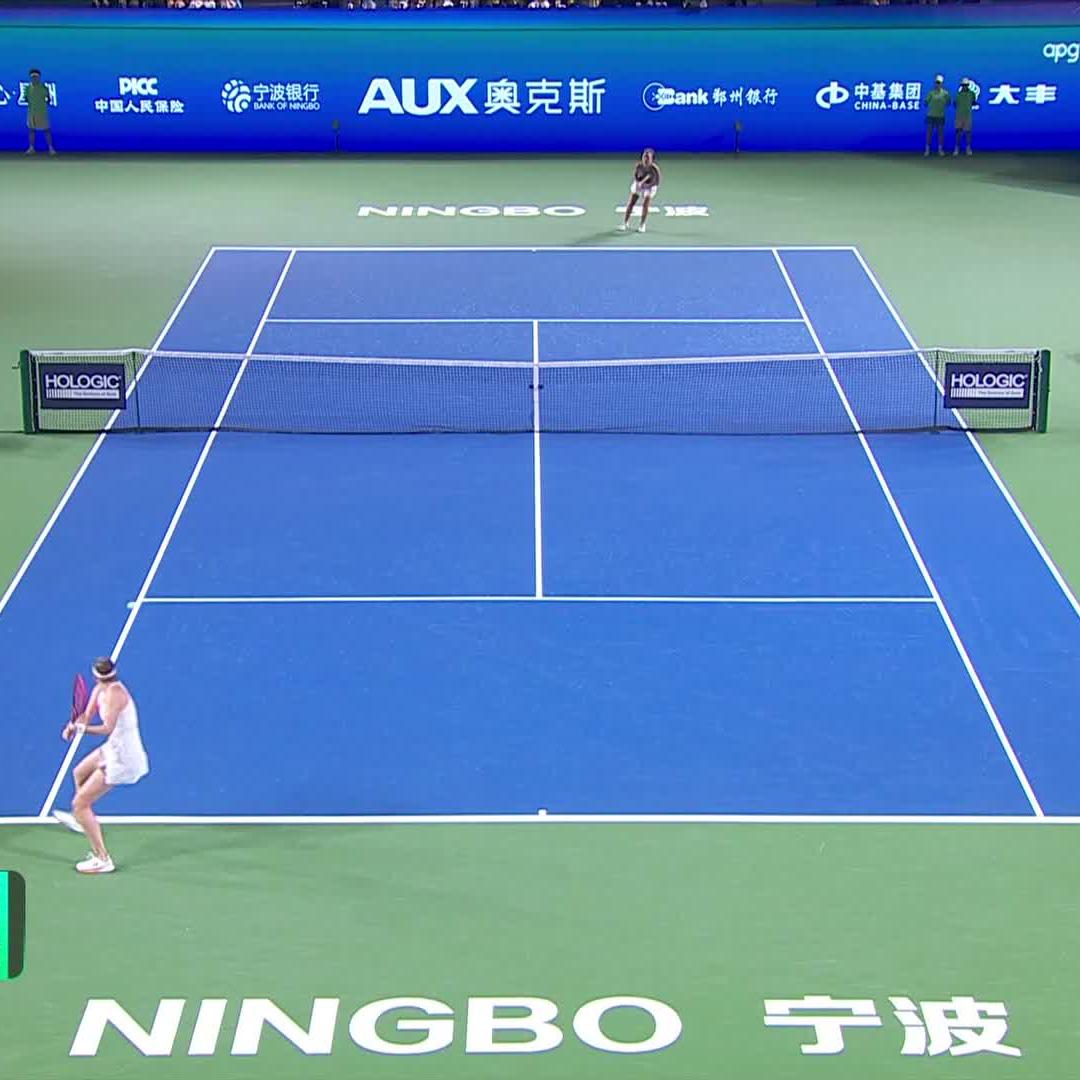 Elena Rybakina hits a huge backhand against Jasmine Paolini in Ningbo. Squeaky clean winner struck with perfect timing. Insane power. 😮‍💨
