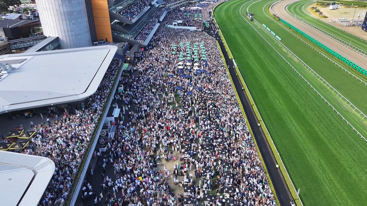 50,167 people singing Sweet Caroline 🎶 Thank you Sydney 🙌
