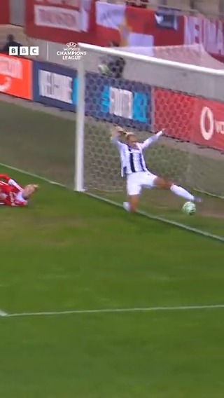 🤔 Goal or no goal? 🤔 The ref said it went over the line, but what do you think? There was no goalline technology in this #UWCL match ❌