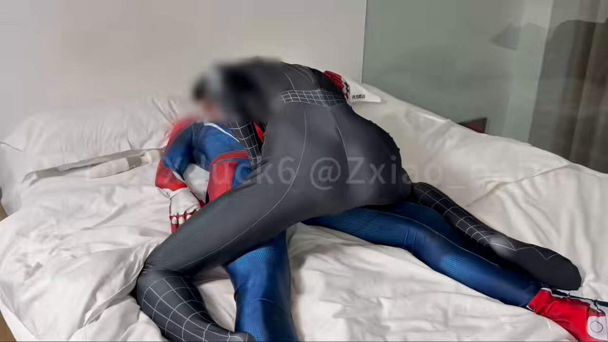 眼罩透出微弱的光亮，两位蜘蛛侠都在抚摸中渐渐沉沦，微弱隐忍的呻吟让彼此更加兴奋…… （视频拍的不好，这次可能剪出来的不多） 🟥:纯情少男（开学版） ⬛️:小白 #蜘蛛侠 #战败 #紧身衣