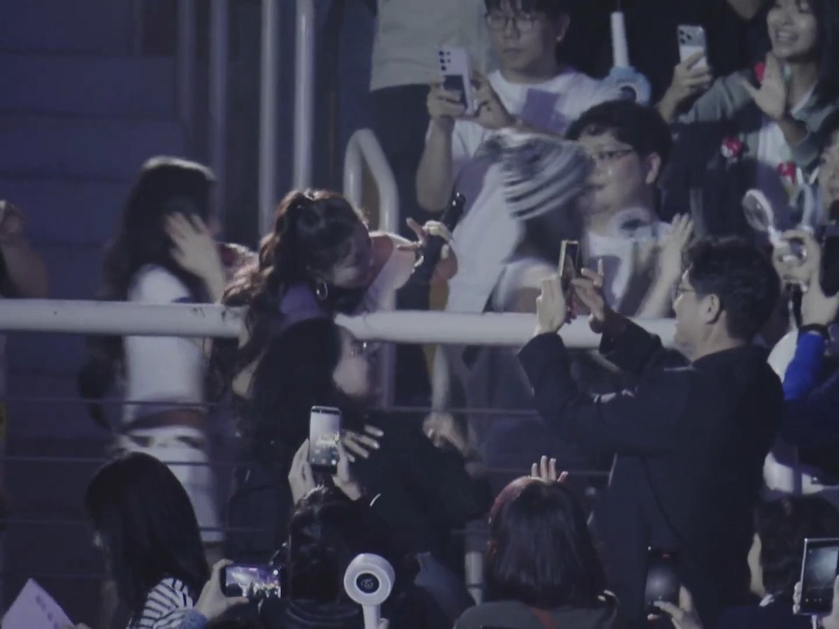 Jihyo stopping to take a pic with her mom and dad ๐ฅน
