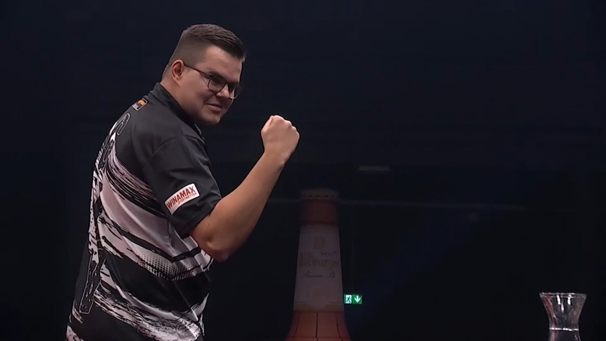 VAN VEEN WINS ALL-DUTCH AFFAIR! 🇳🇱 Gian van Veen is the first player through to the last 16 in Hildesheim, averaging just under 99 to triumph in a quality contest against Niels Zonneveld! 📺 #ET14 | R2