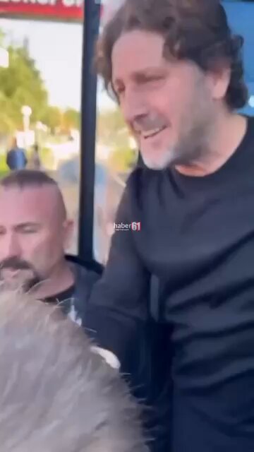 Trabzonspor teknik direktörü Fatih Tekke, taraftarların ricasını geri çevirmedi. Rizespor maçı öncesi takımı uğurlamak üzere Mehmet Ali Yılmaz Tesisleri önüne toplanan Bordo-Mavili taraftarların “Bu kaşkolu Savic’in bütün takımla birlikte deplasman tribününe asmasını istiyoruz” ricasını teknik direktör Fatih Tekke geri çevirmedi.
