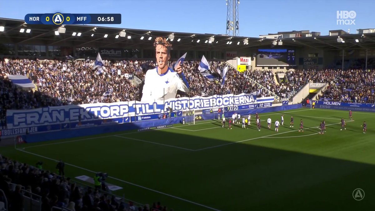 "Från Ektorp till historieböckerna" ⚪🔵 Pekingsupportrarna hyllar rekordmannen Totte Nyman med ett tifo. 📲 Se matchen på HBO Max