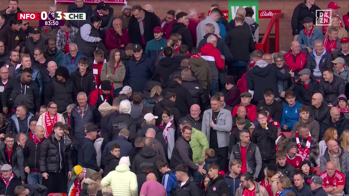 IMPRESIONANTE IMAGEN 😳😳😳 La afición del Nottingham Forest abandona en masa el City Ground con el 0-3 del Chelsea #PremierLeagueDAZN ⚽🏴󠁧󠁢󠁥󠁮󠁧󠁿