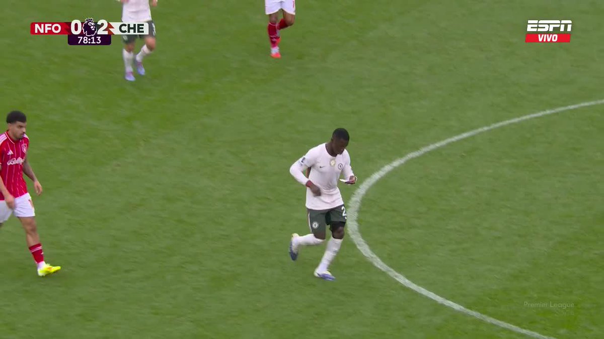 ¡EL PAPELITO! Estevao entró al cambio al Chelsea, con varias indicaciones en un papel que pasó por las manos de Reece James y 🇪🇨 Moisés Caicedo. ▶️ Mira la 🏴 #PremierLeague en el Plan Premium de #DisneyPlus