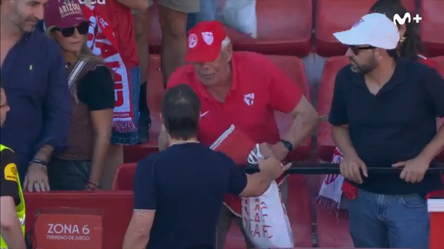 El diálogo de Matías Almeyda con varios aficionados tras la derrota del Sevilla. #LALIGAEASPORTS #LaCasaDelFútbol