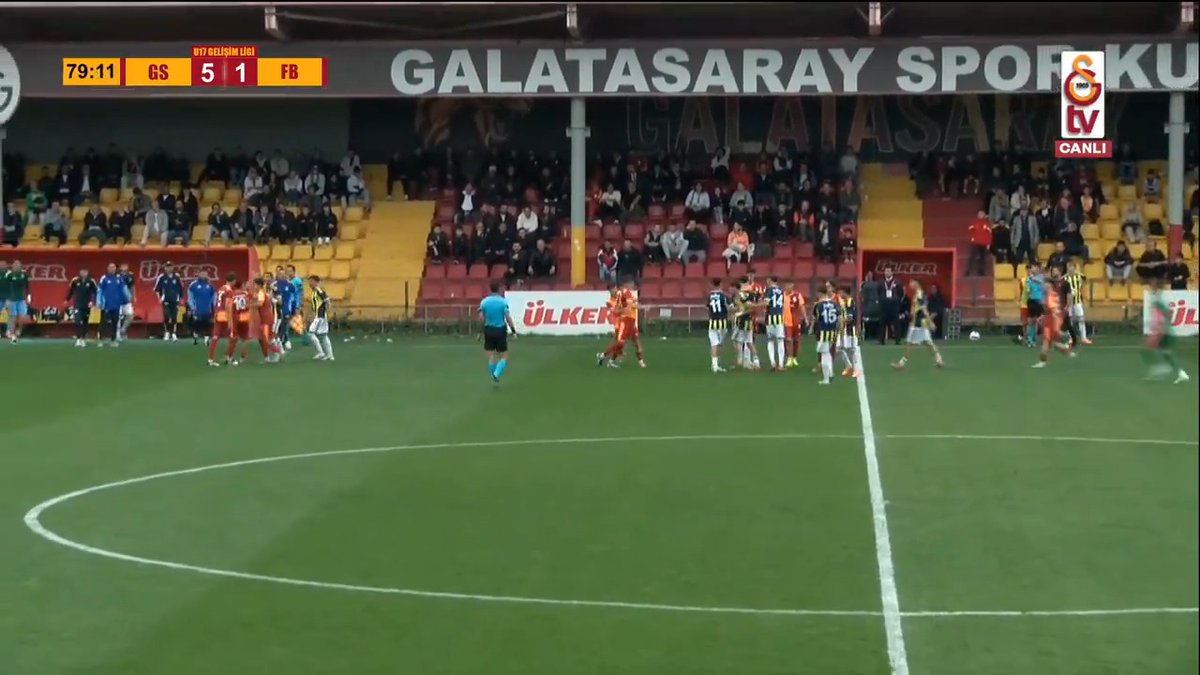 Galatasaray U17 - Fenerbahçe U17 derbisinde kısa süreli bir gerginlik yaşandı.