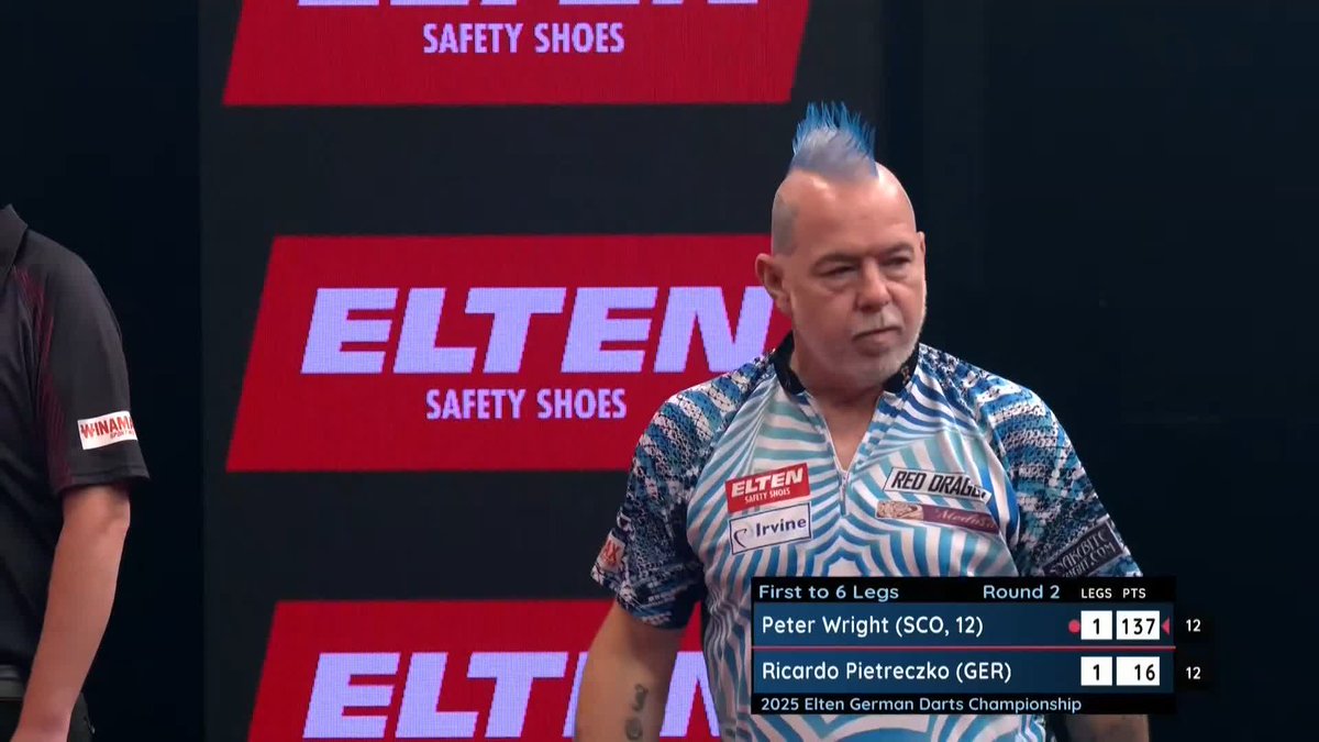 VINTAGE SNAKEBITE! 🐍 Peter Wright produces a sensational tops-tops 137 finish to regain the lead against Ricardo Pietreczko! 📺 #ET14 | R2