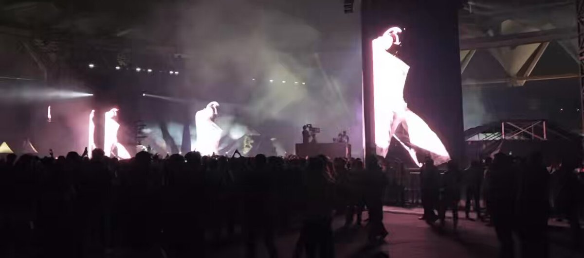 🚨 TRAVIS SCOTT HAS HIT THE STAGE IN NEW DELHI, INDIA. First look at ‘DUMBO’ live. This is the first time Travis is performing in the country! 🇮🇳
