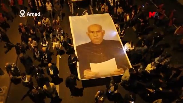 Diyarbakır'da Terör örgütü lideri Öcalan için, "Özgürlüğün Önderiyle Özgür Yaşama" yürüyüşü yapılıyor.