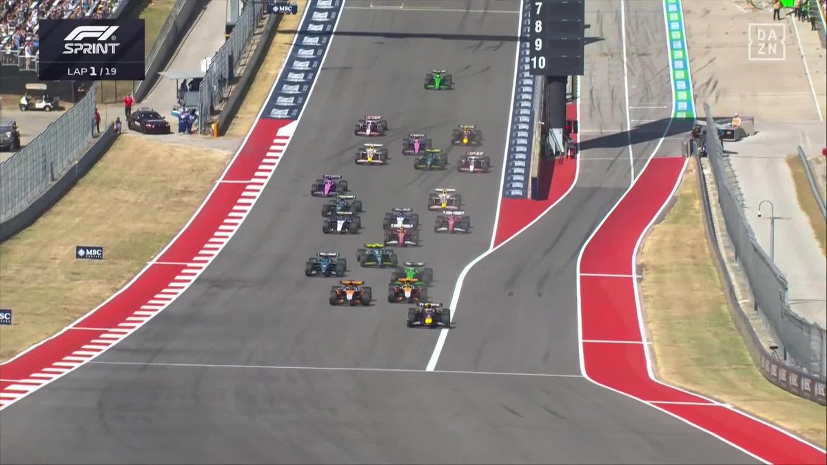 CAOS TOTAL EN LA SALIDA 💥💥💥 ¡SE TOCAN LOS MCLAREN CON ALONSO Y HULKENBERG! EN DIRECTO AQUÍ: #USADAZNF1 🇺🇸