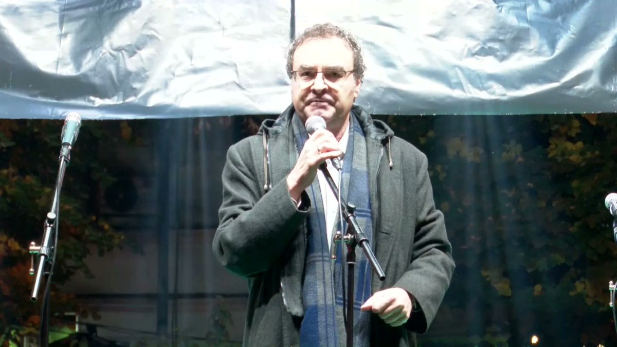 Profesor Filozofskog fakulteta Jovo Bakić na protestu u Kraljevu, koji organizuje Plenum prosvetnih radnika Kraljeva pod sloganom "Prosveta ne ćuti, znanje se brani" a, koji okuplja prosvetare iz cele Srbije.