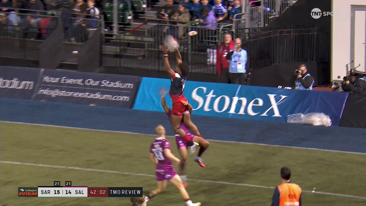 Saracens are awarded a penalty try after Noah Caluori is impeded in the air. ✈️ How about the height on that leap! 😯 📺 @TNTSports &amp; @DiscoveryplusUK