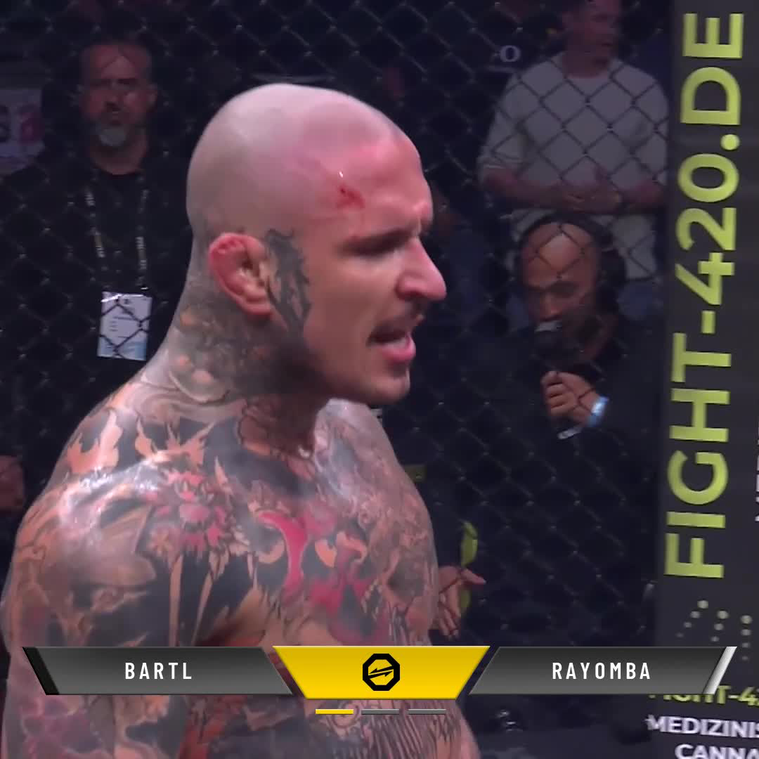 🌪️ SPINNING ELBOW KNOCKOUT! Marek Bartl 🇨🇿 lands a stunning shot on Kennedy Rayomba during round one #OKTAGON78 📺 & RTL+