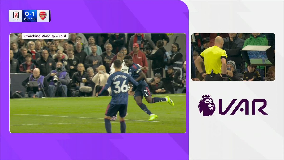 Arsenal want a penalty but after a VAR review Anthony Taylor says Kevin plays the ball so there is no foul ❌