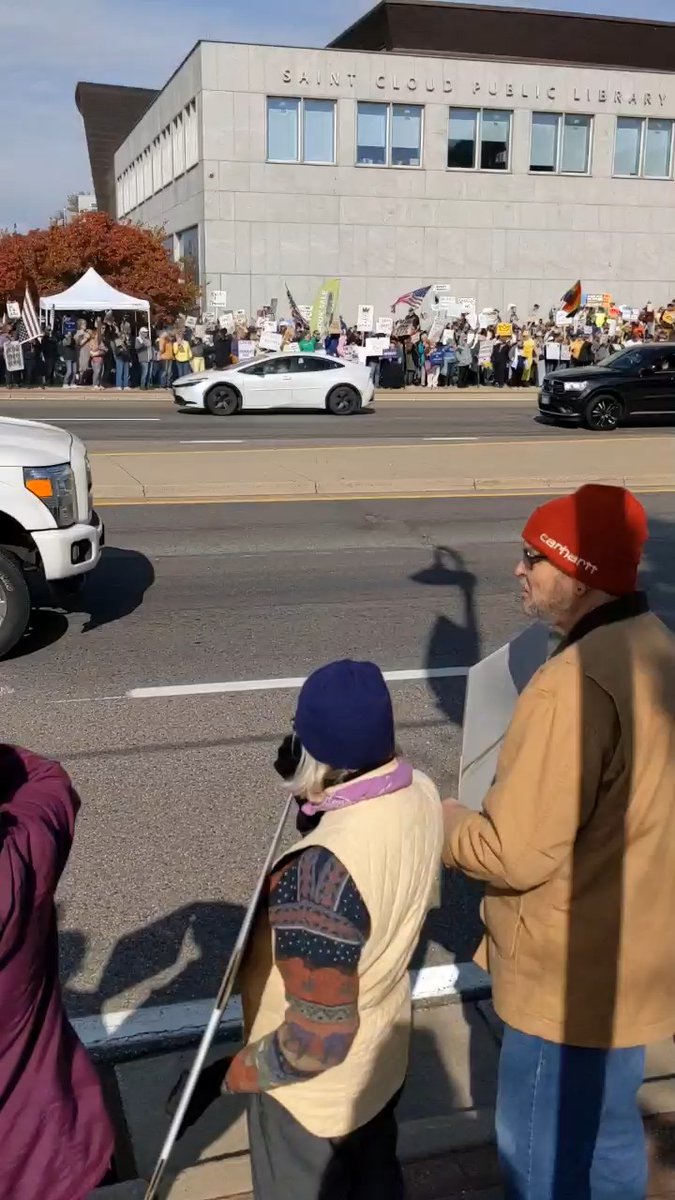 "No Kings" protests in Minnesota: Demonstrators hold signs, chant and cheer to the honks from passersby along Minnesota Hwy. 23 in St. Cloud. Live coverage: 📹️ Jenny Berg/The Minnesota Star Tribune