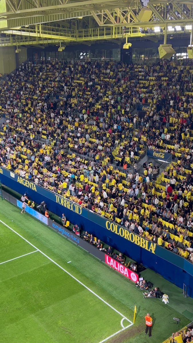 Lamentable y una auténtica vergüenza lo de los aficionados del Villarreal que han increpado, agredido y lanzado objetos (además de líquidos) a los aficionados béticos que ÚNICAMENTE han celebrado el gol de su equipo. Mucho que aprender como “afición”. Honor a los béticos desplazados y a los que celebran los goles de su equipo. Enorme empate e imagen del equipo.