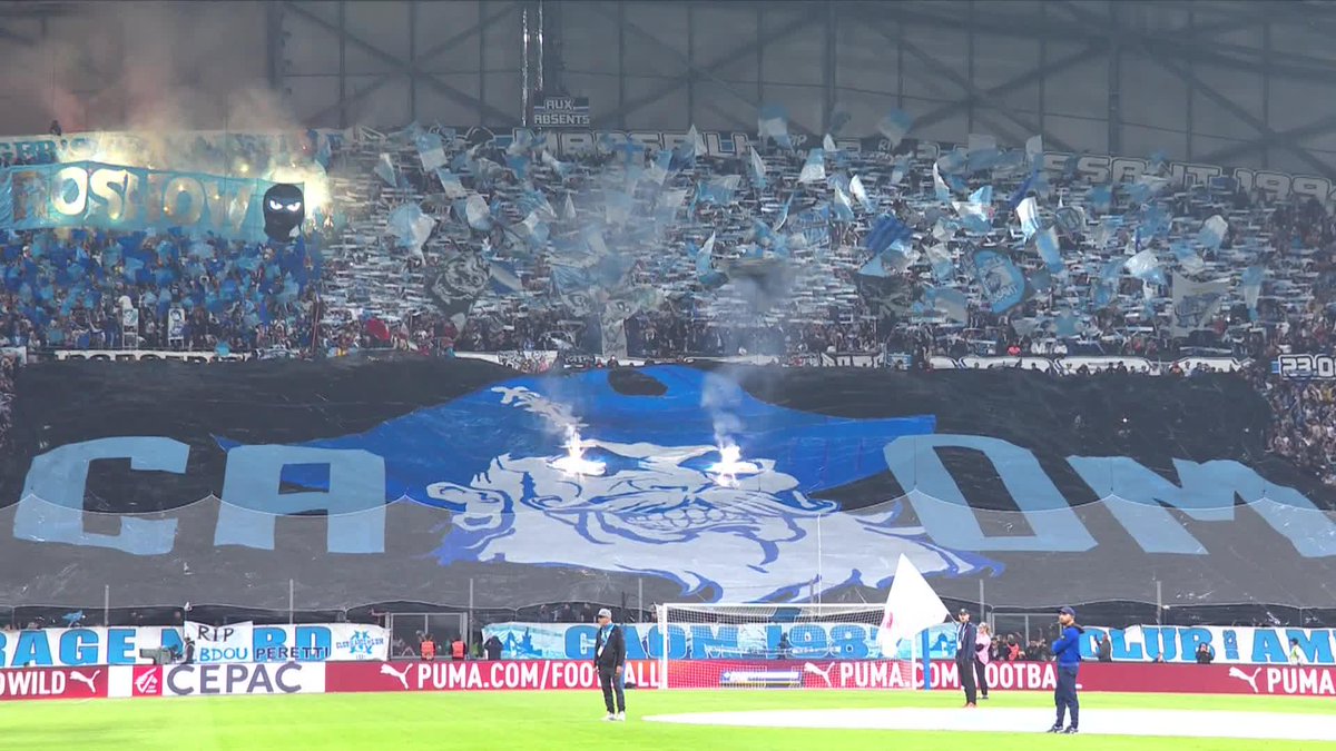 𝗤𝗨𝗘𝗟𝗟𝗘 𝗜𝗠𝗔𝗚𝗘 !! 🤩💙🤍 La légende Steve Mandanda 𝗛𝗢𝗡𝗢𝗥𝗘́ par le Stade Vélodrome ! 🥹🧤 (L1+)