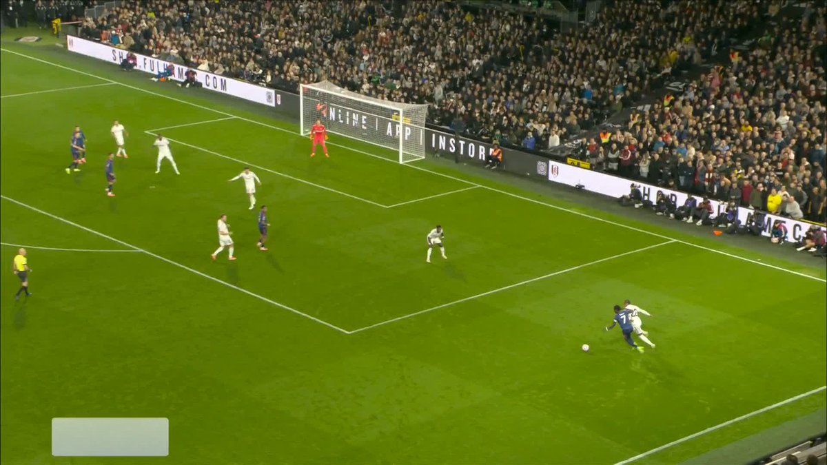 🗣️ "In my opinion it should have been a penalty" Steve Sidwell and Jamie Redknapp take a closer look at the Arsenal penalty that was overturned 🎥