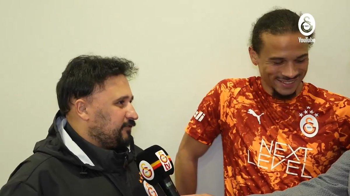 😅Leroy Sane, röportajı esnasında güldürülüyor.