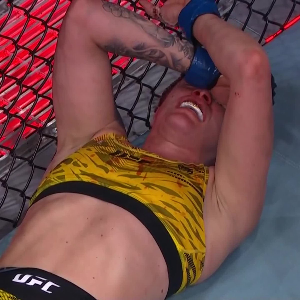 Melissa Croden gets the finish in the final round 😤 #UFCVancouver