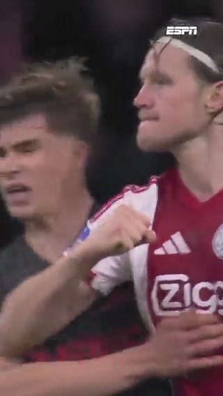 ❌⚽️ Wout Weghorst snapt niets van de afgekeurde goal na zijn elleboogstoot. #ajaaz