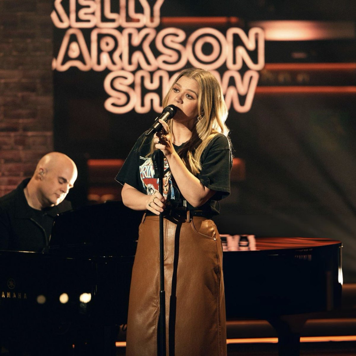 What makes Kelly Clarkson one of the best vocalists ever isn’t just her vocal technique, but the way she can EMOTE when she sings. Her version of ‘I’m Gonna Be (500 Miles)’ is devastating 😭