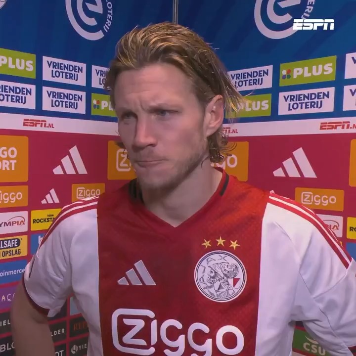 Wout Weghorst over hét moment met Wouter Goes. "Hij zoekt natuurlijk vol die elleboog op." #ajaaz