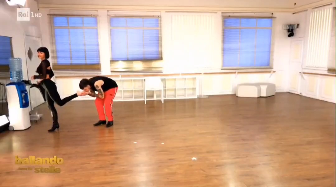 Rai 1, ore 00.30, esegesi sull'odore dei piedi #ballandoconlestelle