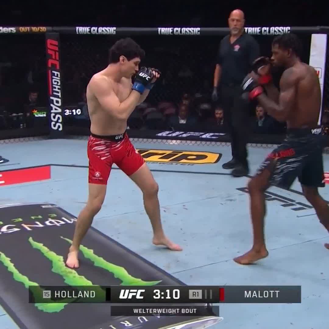 An early big right hand! 👊 [ #UFCVancouver | @Trailblaze2Top ]